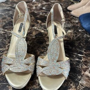 Size 8 gold Alex Marie heels